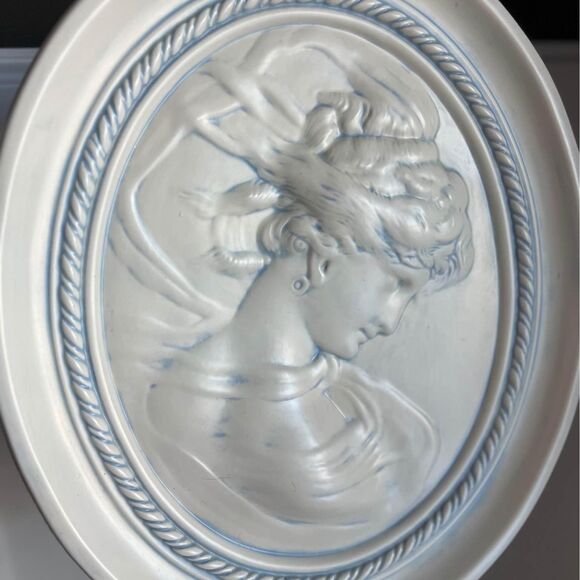 Vintage Ceramic Intaglio Head Bust Blue & White Grandmillennial Academia Art - Picture 1 of 4